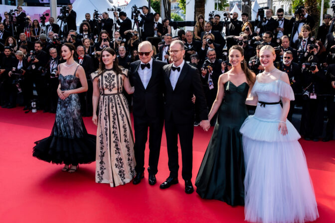 Joachim Trier og skuespillerne på Cannes 2025-festivalen. Foto: Rune Hellestad for Norsk filminstitutt.