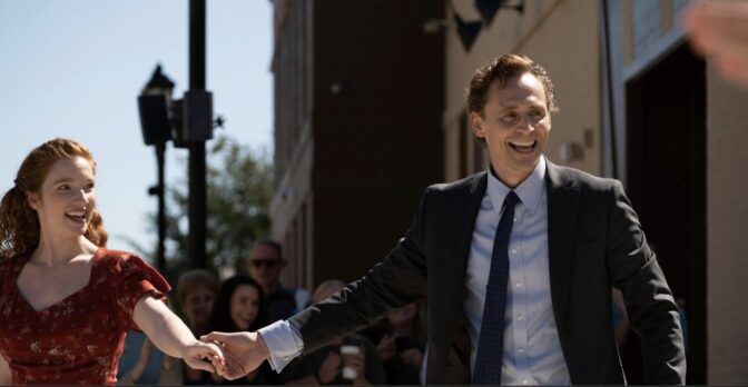 Chuck (Tom Hiddleston) danser i "The Life of Chuck"