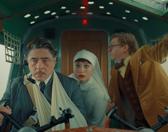 Benicio del Toro, Mia Threapleton og Michael Cera prøver å overgå Tom Cruise i "The Phoenician Scheme".