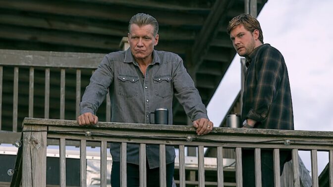 Holt McCallany og Jake Weary i "The Waterfront".