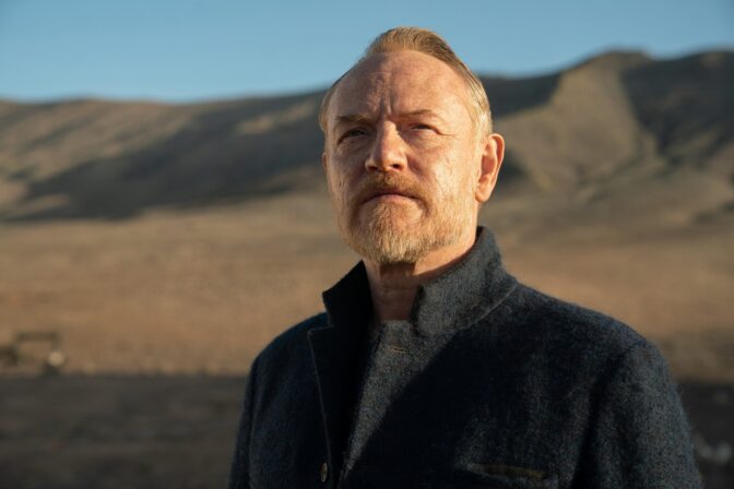 Jared Harris som Hari Seldon i 'Foundation'. Serien er tilgjengelig for strømming på Apple TV .