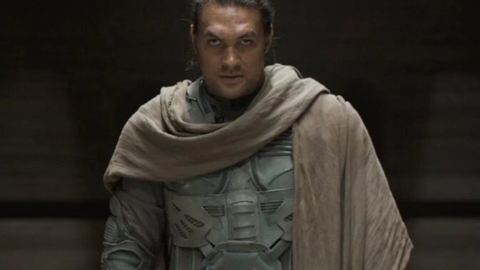Jason Momoa, glattbarbert og ryddig som Duncan Idaho i "Dune".