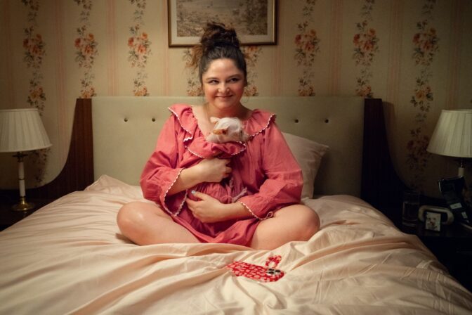 Will Sharpe og Megan Stalter i "Too Much".
