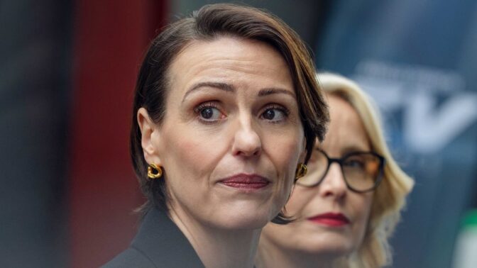 Suranne Jones og Julie Delpy i "Hostage" på Netflix.