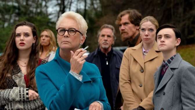 Jamie Lee Curtis prøver å løse et mysterium allerede i "Knives Out".
