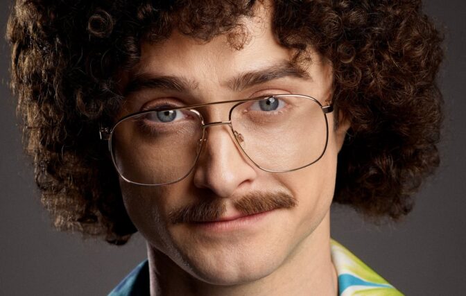 Daniel Radcliffe som "Weird Al" Yankovic i den «helt sanne filmen» om hans liv.