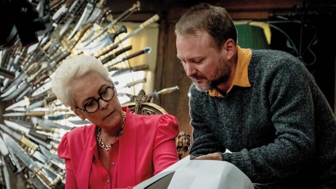 Jamie Lee Curtis og Rian Johnson i "Knives Out".