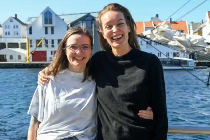 F.v.: Produsent Oda Kruse og regissør Hedda Mjøen fikk Amanda-prisen for beste kortfilm med filmen «Nåde». Her på kaia i Haugesund. FOTO: JOHN BERGE