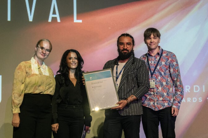 Prisvinnerne av «My Name is Hope.» F.v. Jurymedlemmer for Next Nordic Generation-juryen Marte Hansen og Bahareh Badavi og vinnere av Next Nordic Generation Award Sherwan Haji (regissør) og Kari Ahotupa. 