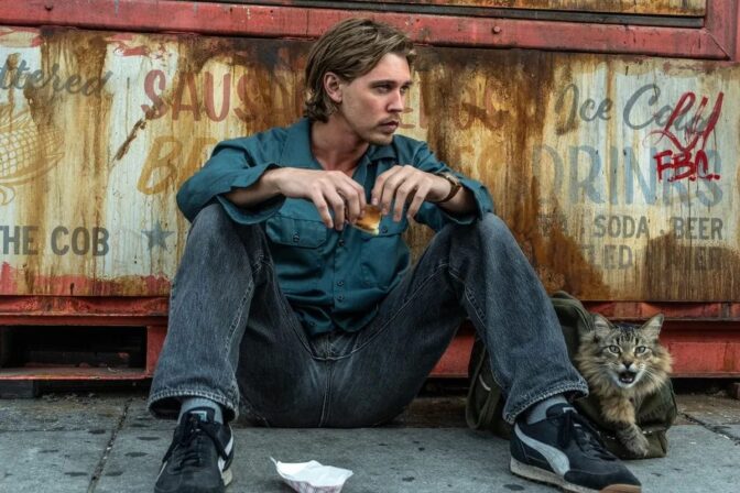 Austin Butler slapper av med en ikke så avslappet katt i «Caught Stealing».