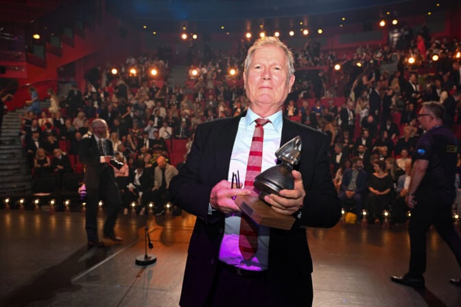 Hans Petter Moland med den gjeve prisen. Foto: John Berge.
