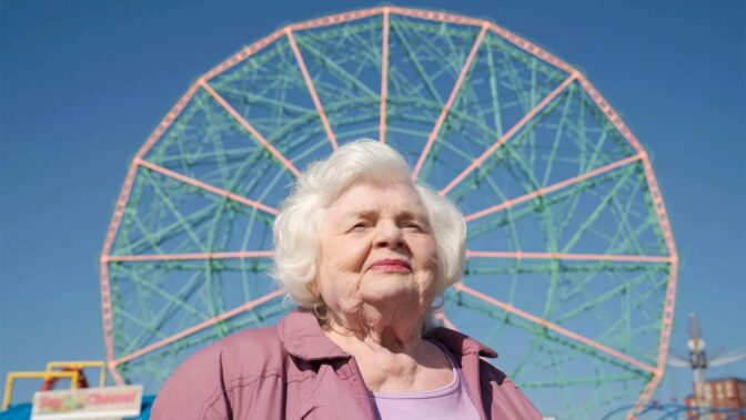 June Squibb, "Eleanor den store"