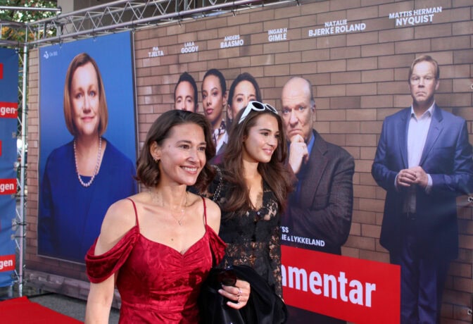 Pia Tjelta på vei inn til festpremiere. Foto: Torbjørn Andersen