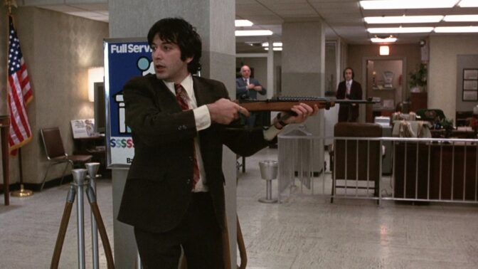 Pacino blir lei av å stå i kø i banken.