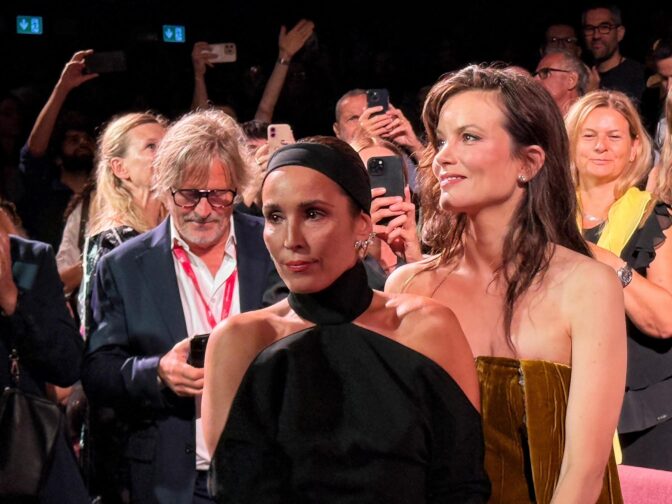 En følelsesladet Noomi Rapace etter premieren. Foto: Erik Dalström/MovieZine