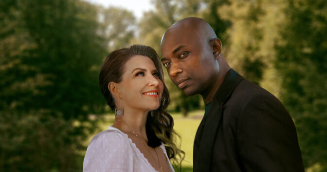 En «beauty and the beast»-lovestory? Kommer an på øynene som hører og ser.