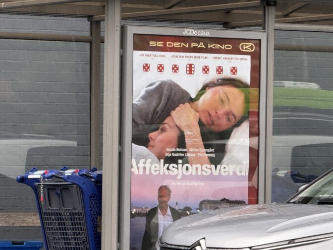 Reklameplakat for «Affeksjonsverdi» utenfor Alti Vinterbro senter. Foto: John Berge  ©