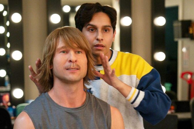 Glen Powell gjør seg ugjenkjennelig som Chad Powers.