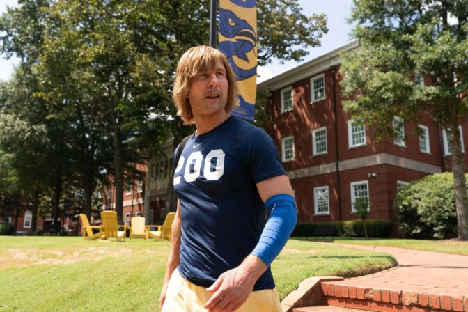 Glen Powell som tittelfiguren Chad Powers.