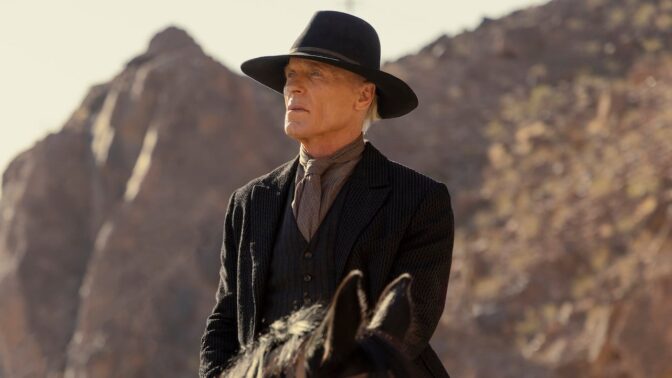 Ed Harris som skurken i «Westworld». Nå skal han spille en vennlig veterinær.