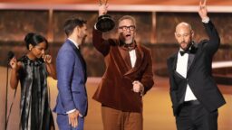 Komediserien slår Emmy-rekord: ”The Studio” sanker inn 13 priser