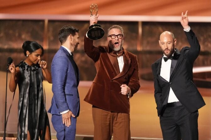 En glad Seth Rogen ved Emmy-utdelingen. Foto: Emmys/Facebook