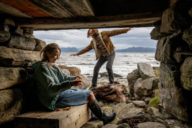 Kjærlighet, savn og stillhet på Vestlandet: Leo de la Nuez og Kristi-Helene Engberg i Erik Poppes kommende storfilm skrevet av Jon Fosse.