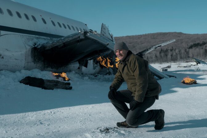 Jason Clarke spiller en U.S. Marshal som må jakte på en gjeng mordere i Alaskas snødekte villmark.