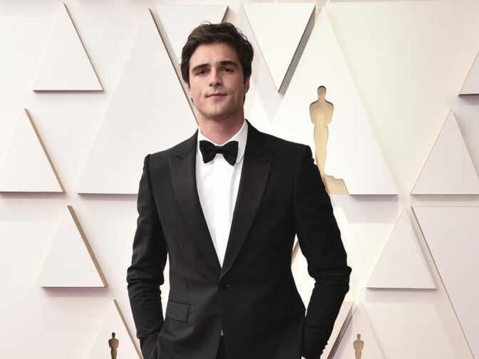 Jacob Elordi kler seg i dress.