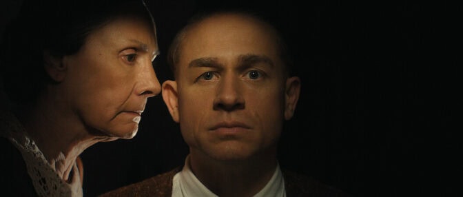 Laurie Metcalf og Charlie Hunnam i "Monster: The Ed Gein Story