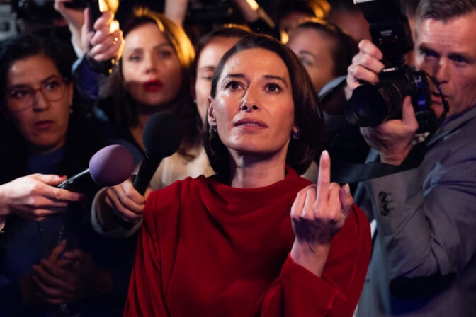 Pia Tjelta spiller den munnrappe og beinharde Karianne Moen i "Ingen kommentar" © Nordisk Film Distribusjon/Maipo Film