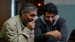 Nå på NRK nett-tv: strøm en av årets herligste og varmeste komedier!