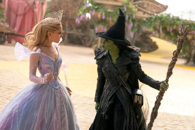 Glinda og Elphaba er nå ikke bare lenger venner - de er også motvillige fiender. © Universal Studios. 