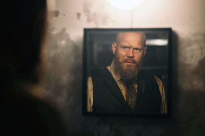 Anders Baasmo blir tvunget til å se seg selv i speilet... © Lukas Šalna / Maipo Film / NRK 