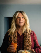 «Ølhunden Berit» er dristig og viktig incel-drama – og Berit selv ruler!