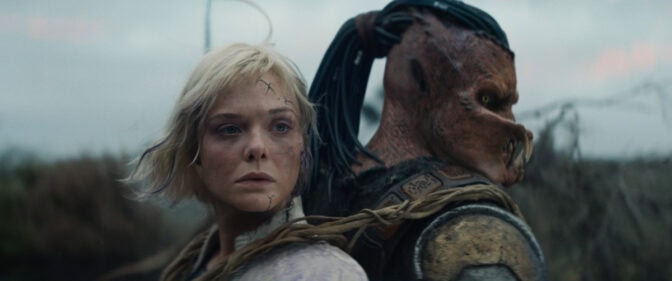 Elle Fanning og eeh.. Predator, i kinoaktuelle "Predator: Badlands" © 20th Century Studios