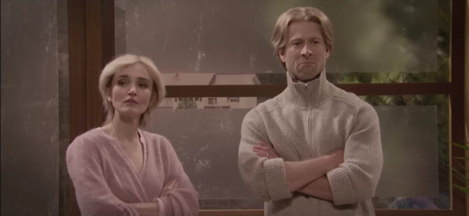 Glen Powell og Chloe Fineman som et mer eller mindre klassisk melankolsk norsk ektepar, ifølge SNL.