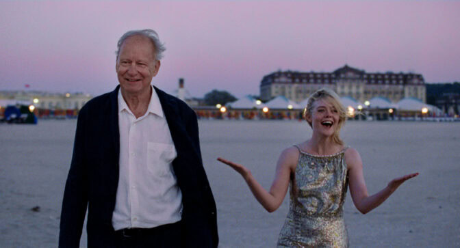 Stellan Skarsgård, og forsåvidt også Elle Fanning, har grunn til å smile for tiden... © Nordisk Film Distribusjon