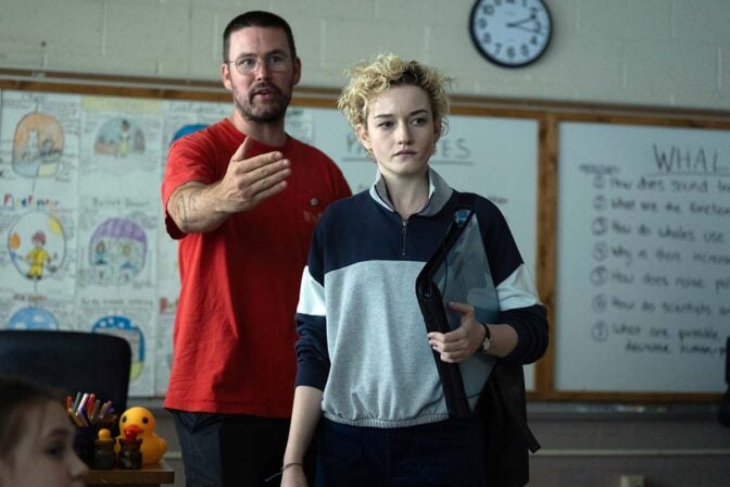 Zach Cregger og Julia Garner under innspillingen av "Weapons".