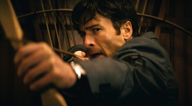 Glen Powell som en blanding av Patrick Bateman og Legolas i "How to Make a Killing".