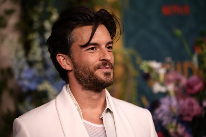 Jonathan Bailey på den røde løperen.