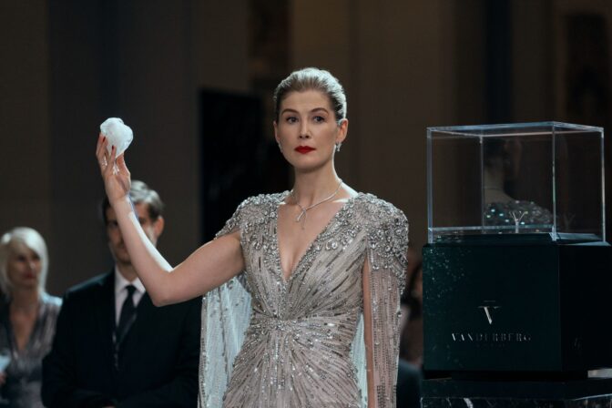 Diamantmogulen Veronika Vanderberg spilles av Rosamund Pike.