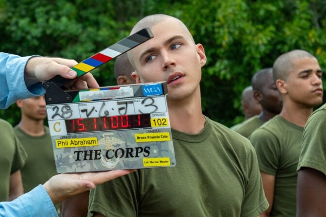 Miles Heizer i "Boots".