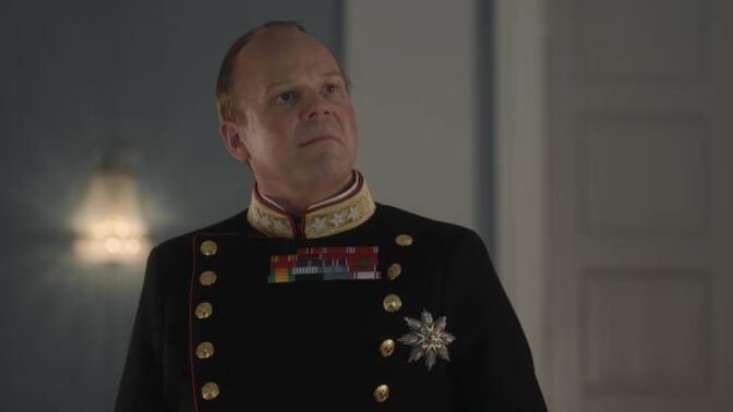 Anders Baasmo i tv-serien "Harald og Sonja", regissert av Vibeke Idsøe © Prime Video