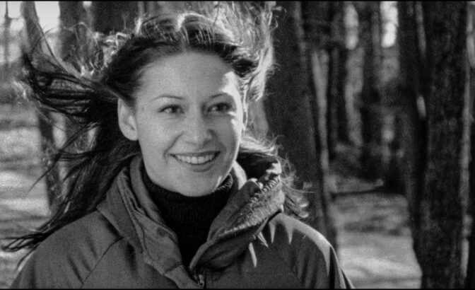 Pia Tjelta, i sort hvitt, i "Mongoland". Filmen særpreges blant annet nettopp av sort/hvit-stilen.