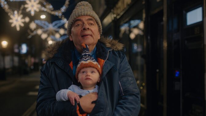 Rowan Atkinson og baby. Hva kan gå galt?