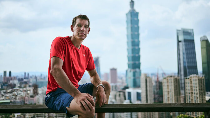 Alex Honnold foran Taipei 101.