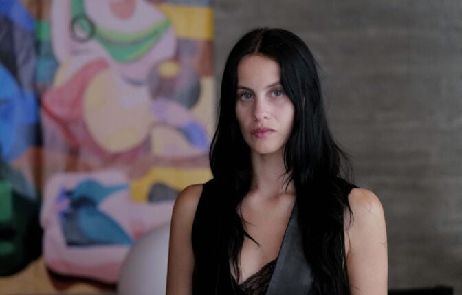 Milena Smit ser ut som hun har en bitter jul i Pedro Almodóvars "Amarga Navidad".