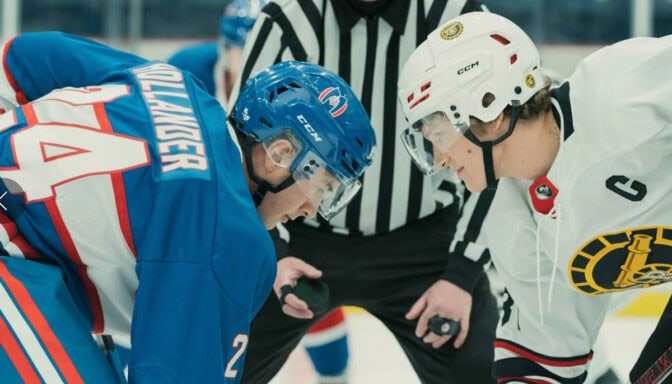 Hudson Williams som Shane Hollander og Connor Storrie som Ilja Rozanov