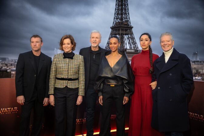 James Cameron og skuespillerne på premieren på "Avatar" i Paris, desember 2025.